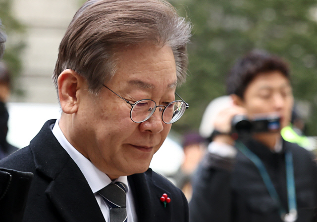 이재명 민주당 대표가 지난 19일 오전 서초구 서울중앙지법에서 열린 '대장동 배임·성남FC 뇌물' 관련 1심 속행공판에 출석하고 있다. 연합뉴스